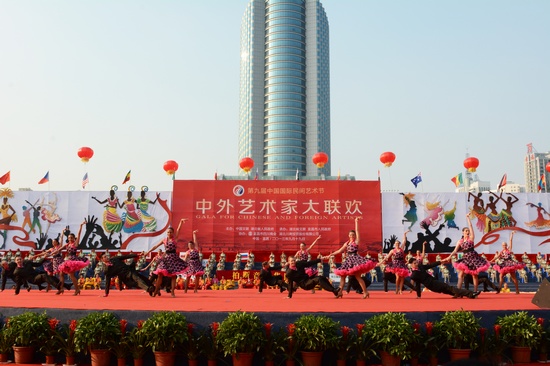 Art Supervisor of Utah Valley University Ballroom Dance Company of USA performanced in Yichang
