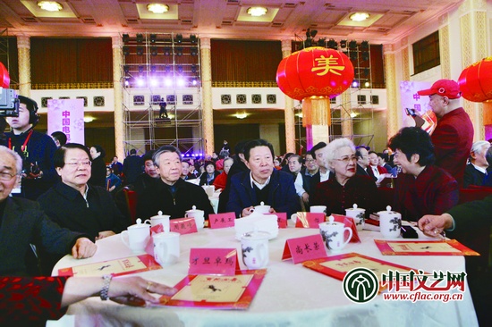 全国政协副主席卢展工(中)和kaiyun电子
主席孙家正(右)等领导观看演出