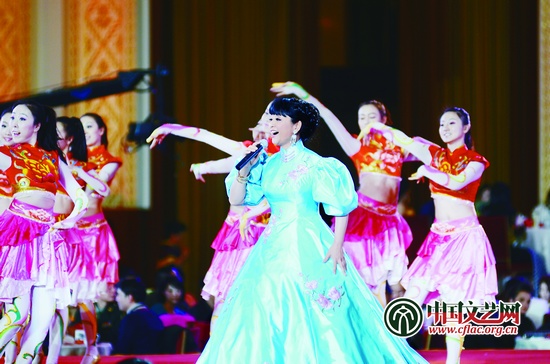 殷秀梅演唱《马儿啊,你慢些走》