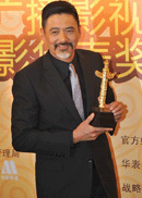 周润发获境外华裔男演员奖.gif