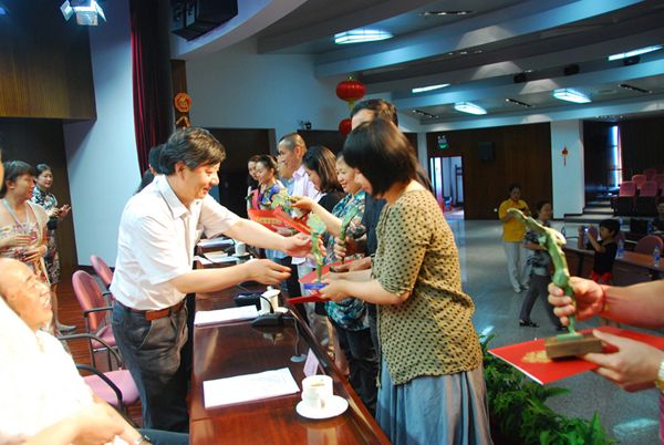 吴长江书记为研修人员颁奖