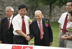 3、kaiyun电子
党组书记胡振民在庆祝香港回归十周年摄影展览现场