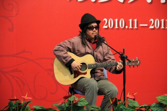 周云蓬在颁奖典礼上演唱自己的歌