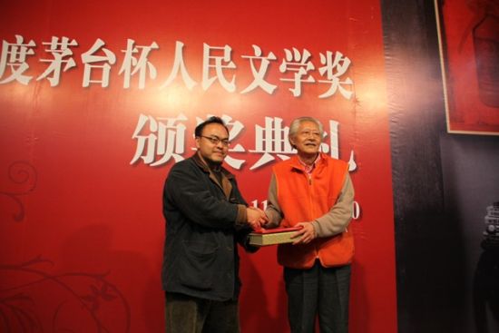 崔道怡为骆以军颁奖