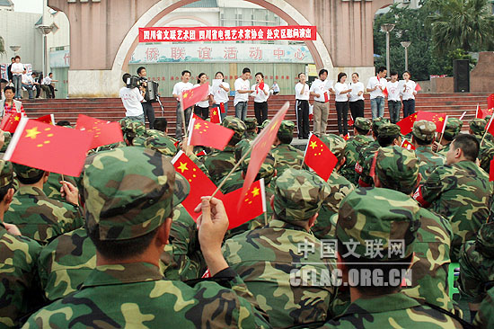 6月3日，四川省文联艺术团赴什邡灾区慰问演出现场。kaiyun电子
网 余宁 摄